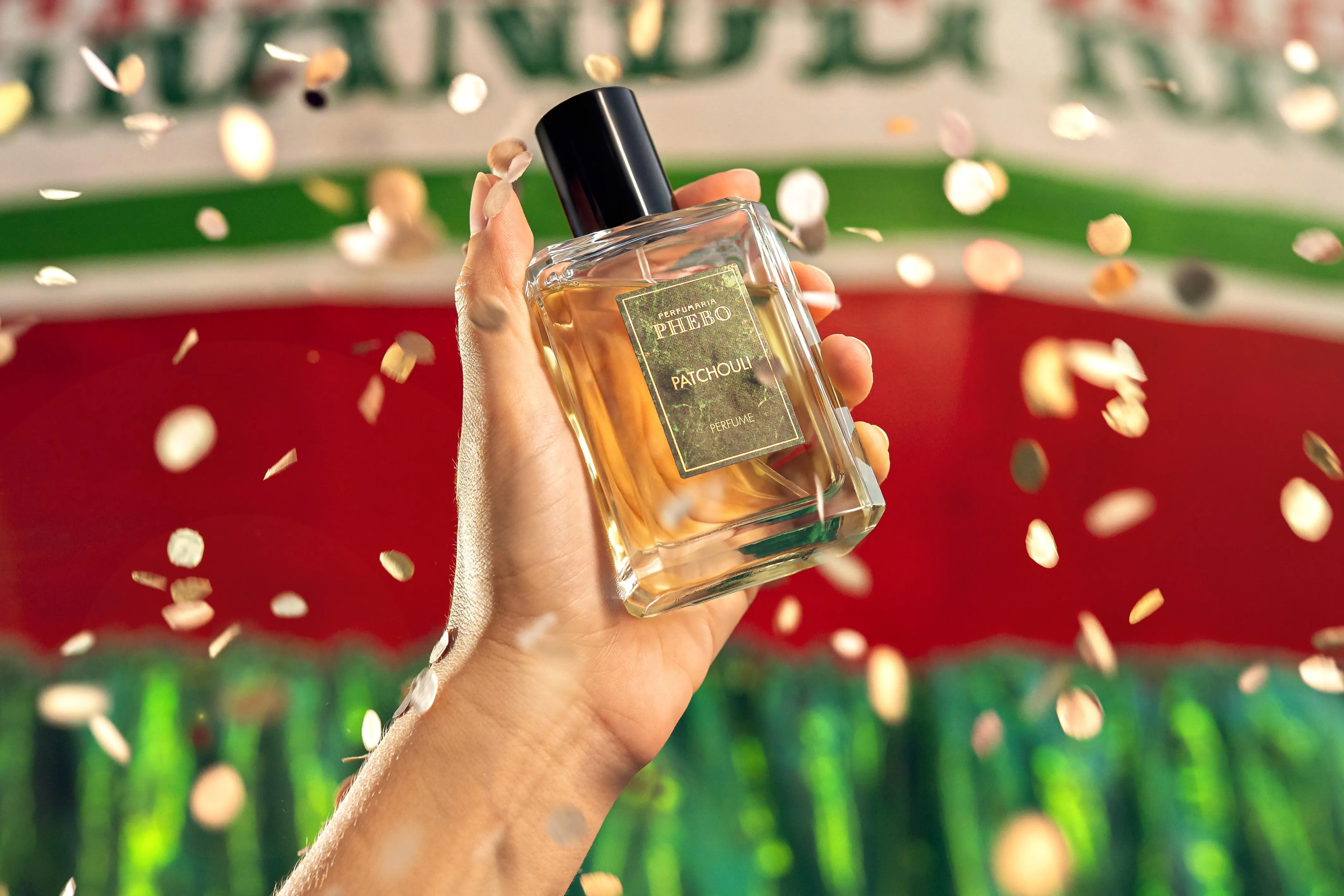 Perfume do Carnaval brasileiro: 5 fragr&acirc;ncias que combinam com cada momento da folia